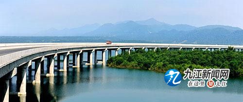 永武高速是一条横跨庐山西海千岛之上的“绿色”高速。
